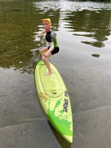 Elektriska RC -båtar RC High Speed ​​Surfboard 30 km H Fjärrkontroll Båt 2.4G Extrem Surfing Figure Fun Speedboat Water Toy Colara Character Style 230607