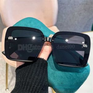 Lyxdesigner Ny minimalistisk klassisk solglasögon vindrutor fashionabla och vackra pärllyster mm
