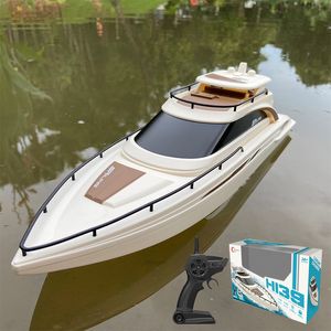 Elektriska RC -båtar TKKJ H139 Mini Remote Control Boat 1 28 Skala Dual Motor 2,4 g 15 km H Snabbhastighet Electric Water RC Speedboat Boy Toy Gift 230607