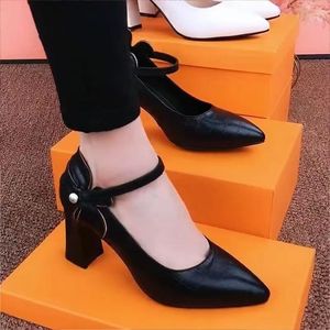 Sapatos de couro grandes e simples de salto grosso de cor sólida para mulheres 2023 novos sapatos femininos pontiagudos primavera e outono de um botão