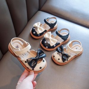 Сандальцы Baby Girl Sandals Дети кожаные летние туфли, покрытые пальцами, маленькие дети малыши пляжные сандалии точки с бабочкой принцесса милая 230606