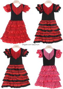 Le ragazze alla moda vestono il bellissimo vestito da ballo per bambini in costume da ballerina di flamenco spagnolo