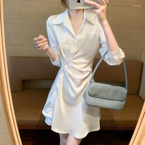 Lässige Kleider französische weiße Kleidung 2023 Frauen drei Viertel Personalized Button Unregelmäßige Taille Schrumpfung Modependler Shirt