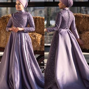 Eleganti abiti da sera musulmani in raso di lavanda Hijab Abiti da cerimonia per donne islamiche turche Collo alto Maniche lunghe Paillettes Perle Perline Abito da ballo con linea