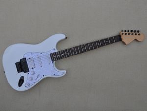 Guitarra elétrica de corpo branco de fábrica com hardware preto, ponte tremolo, logotipo da oferta/personalização de cores