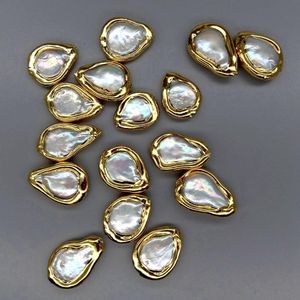 Koraliki 10pcs Freshwater Hoded White Pearl Teardrop Kształt Koraliki metalowe złącze ramki