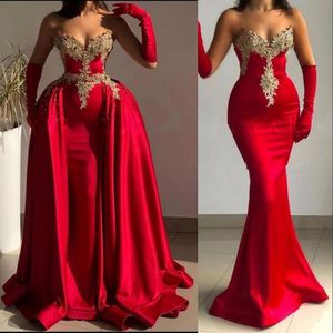 2023 Sexiga aftonklänningar bär älskling röd satin guld spetsar applikationer pärlor sjöjungfru kristall overskirts prom klänningar special tillfälle golvlängd avtagbart tåg