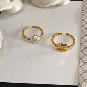 1 conjunto (2 peças) nunca desbota anel de carta de marca banhado a ouro anéis de banda aberta de cobre e designer de moda anel de pérola de cristal de luxo para mulheres joias de casamento presentes tamanho único: 7