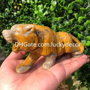 Walking Crazy Agate Tiger Statue Cool Art Decor Cristallo di quarzo naturale splendidamente realizzato Wild Big Cat Figurine Feng Shui Gemstone Animal Scultura Regalo di Natale