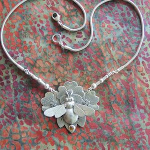 Hänge halsband silver färg djur växter bi blomma svart natursten charms enkel för kvinna retro halsband tillbehör parti gåva