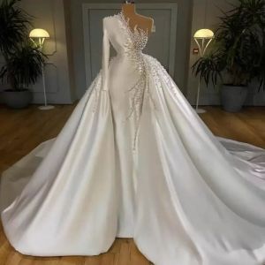 Abiti da sposa a sirena di lusso Perle Liste Una spalla Raso maniche lunghe Overskirts Treno staccabile Plus Size Abiti da sposa