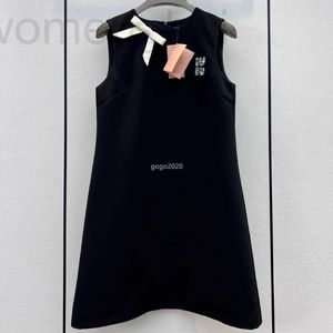 Urban Sexy Dresses Designer 23SS Damen Designer-Kleid T-Shirt Weste Shirts mit Buchstaben Perlen Mädchen Runway Jersey Tank Top A-Linie ärmelloses High-End-T-Shirt mit Schleife