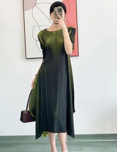 2023ニューラグジュアリーイッシープリーツライトラグジュアリードレス気質印刷された半袖ドレス