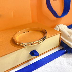 Designer märkesarmband kvinnor armband lyxig designer brev smycken 18k guld pläterad rostfritt stål ihåliga bröllopälskare gåva armband grossist 7stil