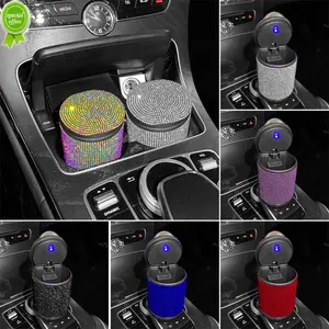 Cinzeiro de carro portátil de luxo com luz LED Bandeja de cinzas de diamante de cristal com capa Decoração automática Bling Acessórios de carro para mulheres atacado