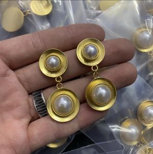 Nova pérola Brincos de ouro diamantes estilo feminino liso branco folheado a ouro pregos de orelha jóias de luxo E3028