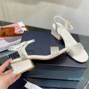 2023-Sandálias Sapatos quadrados de salto alto em couro com strass Designer clássico Salto de ferradura de 5 cm Sapatos femininos pretos de bico aberto verão alça no tornozelo 35-41