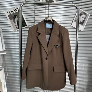 23WF Frau Braun Daunen Oberbekleidung Designer Weste Downs Top Qualität Anzug Jacke Triangler Mäntel Anzüge Jacken mit Geldbörse SML H0S3