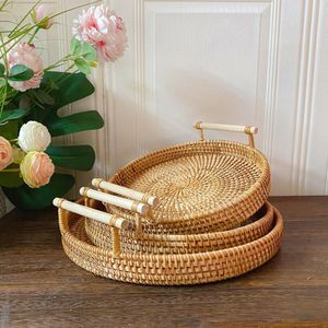 Piatti di frutta di vimini rotondi vassoio decorativo cestino di stoccaggio rattan con manico in legno Piatto di alimentazione per alimenti per la casa 230607