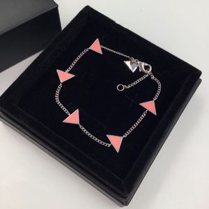 Designers de moda projetam pulseiras triangulares femininas da moda para casamentos e designs especiais para presentes de festa de joias