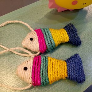 2pcs/lot funnylifelike pet cat fave fish toy sisal fished teaserかわいい魚の形状猫おもちゃ噛むキャッチボードのスクラッチポスト