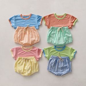 Rompers Baby Girls kläder sätter koreansk sommar kort ärm lapptäcke tshirt pläd elastiska midjeshorts födda pojkar kläder 230607