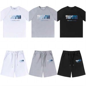 Verão Branco Azul Bordado Moda Casual Solto Decote Redondo Trapstar T-shirt Manga Curta Capris Shorts Conjunto Esportivo Masculino e Feminino cn