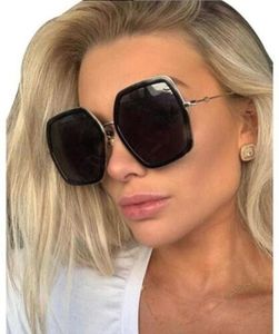 Okulary przeciwsłoneczne dla kobiet letnia moda 0106s 56 mm kwadratowe zielone/czerwone damskie okulary przeciwsłoneczne z jasnoszarym obiektywem ochrona UV są wyposażone w oryginalne pudełko