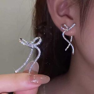 Dangle Shandelier Fashion Silver Color Ribbon Bow أقراط للنساء الفتيات على الطراز الكوري للأذن القوس الأذن الأذن