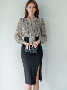 Arbetsklänningar mode koreansk vår höst 2 stycken kläder eleganta kvinnor chiffong toppar skjorta blus svart hög midja penna midi kjol