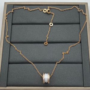 Vendita calda Collana pendente di design in ceramica bianca e oro Moda in ceramica nera e argento con coppia di collana regolabile con diamanti Ciondolo minimalista per coppia