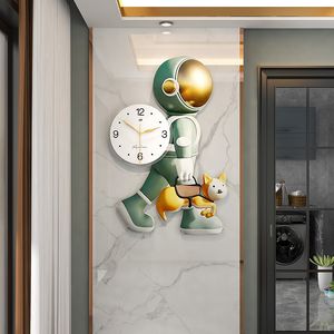装飾的なオブジェクト図形の宇宙飛行士装飾ウォールクロックリビングルームファッションシンプルアートクリエイティーチルドレンサイレントウォッチ230608