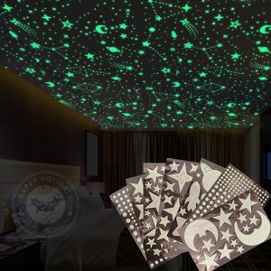 Nuovo luminoso 3D Stars Dots Wall Sticker per la camera dei bambini Camera da letto Decorazione della casa Glow In The Dark Moon Decal Adesivi fluorescenti