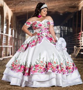 Meksika Quinceanera Elbiseler Zemin Uzunluğu Çiçek Dantel Aplikler Omuzdan Saten Saten Tatlı 15 Elbise Artı Boyut Bin Mezuniyet Gowns Özel Made