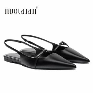 2023 Nya kvinnor svarta lägenheter Slingbacks Sexig Summer Fashion Point Toe Sandals Elegant Office Lady Flat Shoes Casual Flat Slides