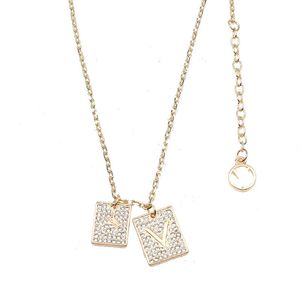19Style Luxury Designer Двойной буквы подвесной ожерелья 18K Золото покрыто Crysat Pearl Athestone Ожерелье для женщин Свадебная вечеринка Jewerlry аксессуары V6