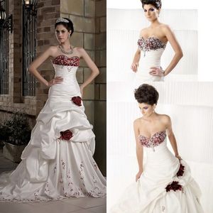 White Sweetheart Gothic Wedding Dresses with Burgundy Trim Lace-up Corset Ruched Ruffles Skirt Embroidery Bridal Gowns