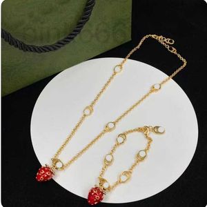 Strands, Strings Designer Double G Letter Strawberry Pendant Drop Glue O-shaped Chain Bracelet 2023 New Brass Material X2KJ