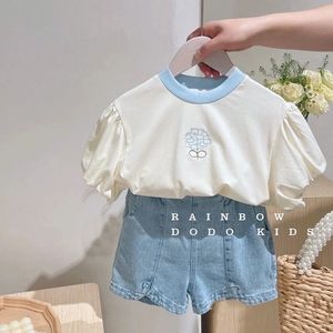 Completi di abbigliamento Adolescenti coreani Baby Kid Girls Ricamo Tshirt Summer Short Sleeve Top Pantaloncini di jeans 2 pezzi Abiti Girl Clothes 230607