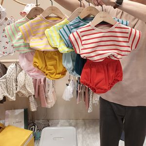 衣類セットベビー服セット韓国綿のトップ幼児の男の子の女の子の服の縞模様のティーとショートパンツ2 PCS夏の男の子セット230608