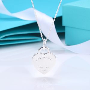 Hjärta halsband Kvinnlig slips hem med europeisk och amerikansk kärlek CLAVICLE NECKLACE CNC Steel Printed Letters Heart Pendant Necklace