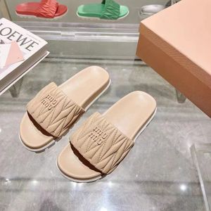 Soft slippers for women with thick leather soles casual luxury designer slides pleated decorative gear sandals flat bottoms high quality factory shoes home shoe