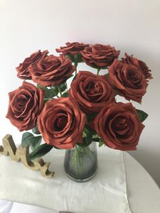 Kwiaty dekoracyjne 10pcs Rust pomarańczowe sztuczne róże długie łodygi jedwabne sztuczne faux na ślubne bukiety domowe wystrój domu