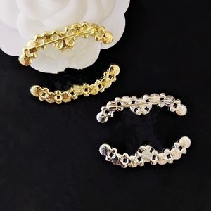 Alfinetes de carimbo em relevo para mulheres Broche de grife Flor colorida Banhado a ouro 18K Oferta especial Mens Brand Letter Inlay Cristal Strass Jóias Broche Charme