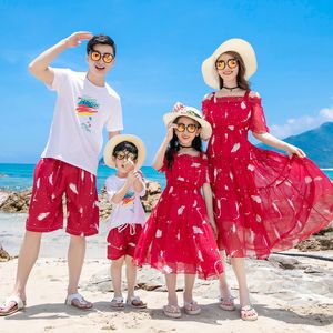 Abiti coordinati per la famiglia Summer Beach Mamma Figlia Abiti floreali rossi Papà Figlio Maglietta Pantaloncini Look Coppia Mare 230608