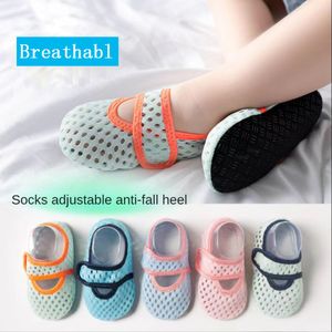 Pierwsze spacerowe dla dzieci piętro plażowe sporty wodne Sneakers dzieci Pierwsze spacerowiki Aqua boso buty Baby Girl Surf Fishing Hald Foot Socks 230608