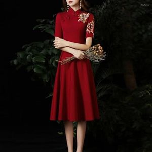 Etnisk kläder kinesisk stil förbättring lady cheongsam kort ärm modern qipao klänning röd blommig broderi vestidos bankett