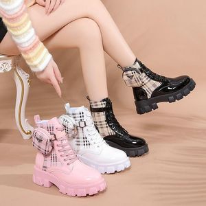 2023SS Tasarımcı Botlar Kadınlar için Lüks Moda Ayakkabıları Günlük Martin Botlar Mesh Stripes ve Küçük Çanta Martin Boots