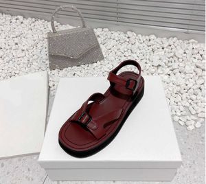 Sandálias Senhoras Sapatos Casuais The Row Designer Moda Marca Couro Fundo Grosso Fivela Dedo Aberto Preto Borgonha 2023 Verão Novos Sapatos de Praia Ao Ar Livre