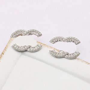 Lyxdesigner 18k guldpläterade bokstäver studörhänge för berömda kvinnor enkla dubbar pärla diamant örhänge bröllop juveler hög kvalitet 20 blandad